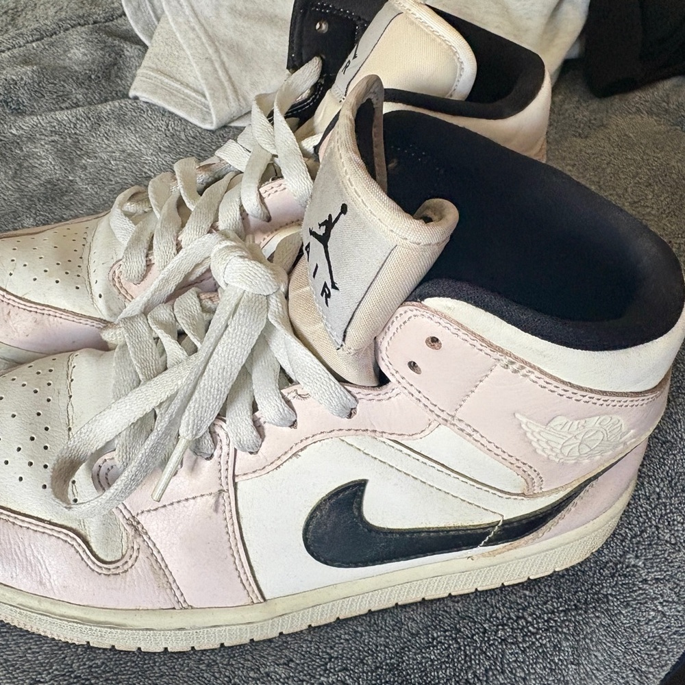 Jordan 1 Mid
Barely Rose (Women's)